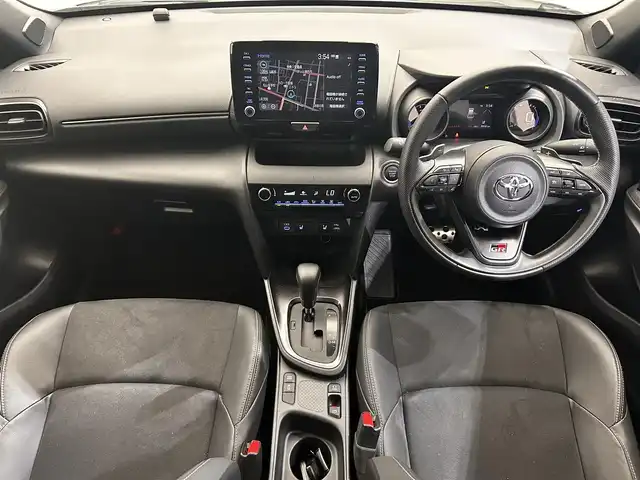 トヨタ ヤリスクロス GRスポーツ 愛媛県 2023(令5)年 0.9万km プラチナホワイトパールマイカ ・８型ナビ（フルセグＴＶ・ＢＴ・ＵＳＢ・ＨＤＭＩ）/・全方位カメラ　/・前後ドラレコ　/・ＥＴＣ２．０　/・衝突軽減ブレーキ　/・レーンキープアシスト　/・レーダークルーズコントロール　/・ステアリングヒーター/・オートマチックハイビーム/・DN席シートヒーター/・スペアキー