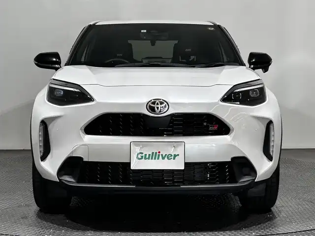 トヨタ ヤリスクロス GRスポーツ 愛媛県 2023(令5)年 0.9万km プラチナホワイトパールマイカ ・８型ナビ（フルセグＴＶ・ＢＴ・ＵＳＢ・ＨＤＭＩ）/・全方位カメラ　/・前後ドラレコ　/・ＥＴＣ２．０　/・衝突軽減ブレーキ　/・レーンキープアシスト　/・レーダークルーズコントロール　/・ステアリングヒーター/・オートマチックハイビーム/・DN席シートヒーター/・スペアキー
