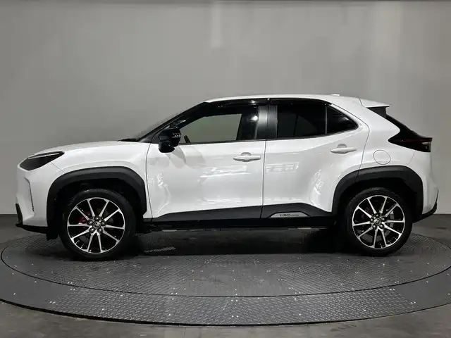 トヨタ ヤリスクロス GRスポーツ 愛媛県 2023(令5)年 0.9万km プラチナホワイトパールマイカ ・８型ナビ（フルセグＴＶ・ＢＴ・ＵＳＢ・ＨＤＭＩ）/・全方位カメラ　/・前後ドラレコ　/・ＥＴＣ２．０　/・衝突軽減ブレーキ　/・レーンキープアシスト　/・レーダークルーズコントロール　/・ステアリングヒーター/・オートマチックハイビーム/・DN席シートヒーター/・スペアキー