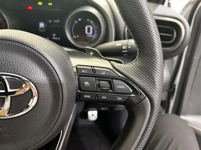 トヨタ ヤリスクロス GRスポーツ 愛媛県 2023(令5)年 0.9万km プラチナホワイトパールマイカ ・８型ナビ（フルセグＴＶ・ＢＴ・ＵＳＢ・ＨＤＭＩ）/・全方位カメラ　/・前後ドラレコ　/・ＥＴＣ２．０　/・衝突軽減ブレーキ　/・レーンキープアシスト　/・レーダークルーズコントロール　/・ステアリングヒーター/・オートマチックハイビーム/・DN席シートヒーター/・スペアキー