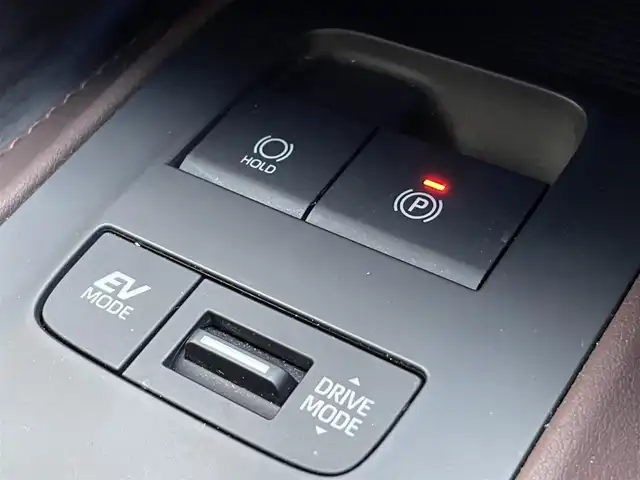 トヨタ ハリアー ハイブリッド Z レザーパッケージ 滋賀県 2023(令5)年 4.7万km プレシャスブラックパール JBLプレミアムサウンド/純正12.3インチナビ/(FM/AM/フルセグ/Bluetooth/USB)/ETC2.0/デジタルインナーミラー(ドラレコ機能付き)/パノラミックビューモニター/バックカメラ/ＴｏｙｏｔａＳａｆｅｔｙＳｅｎｓｅ/・プリクラッシュブレーキアシスト/・レーダークルーズコントロール	/・レーンキープアシスト	/・ブラインドスポットモニター/・標識検知機能	/シートメモリ/運転席・助手席シートヒーター/運転席・助手席シートベンチレーション/電動格納ミラー/電動リアゲート/電動パーキング/ブレーキボールド/革巻きステアリング/ステアリングスイッチ/ステアリングヒーター/オートライト/LEDヘッドライト/フロントフォグ/オートマチックハイビーム/フルオートエアコン/プッシュスタート/スマートキー/スペアキー/純正フロアマット/ヘッドアップディスプレイ