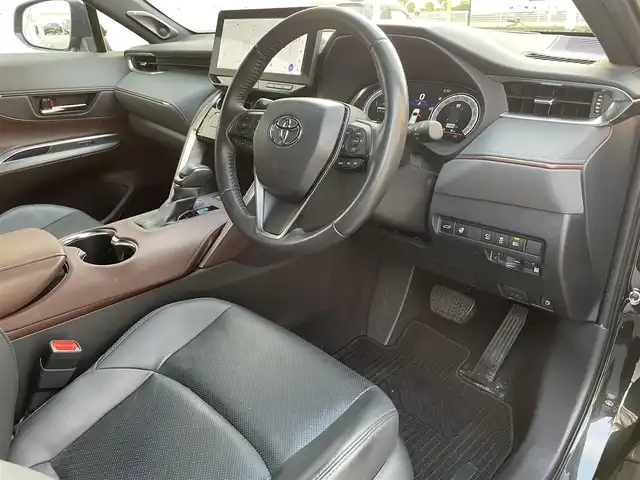 トヨタ ハリアー ハイブリッド Z レザーパッケージ 滋賀県 2023(令5)年 4.7万km プレシャスブラックパール JBLプレミアムサウンド/純正12.3インチナビ/(FM/AM/フルセグ/Bluetooth/USB)/ETC2.0/デジタルインナーミラー(ドラレコ機能付き)/パノラミックビューモニター/バックカメラ/ＴｏｙｏｔａＳａｆｅｔｙＳｅｎｓｅ/・プリクラッシュブレーキアシスト/・レーダークルーズコントロール	/・レーンキープアシスト	/・ブラインドスポットモニター/・標識検知機能	/シートメモリ/運転席・助手席シートヒーター/運転席・助手席シートベンチレーション/電動格納ミラー/電動リアゲート/電動パーキング/ブレーキボールド/革巻きステアリング/ステアリングスイッチ/ステアリングヒーター/オートライト/LEDヘッドライト/フロントフォグ/オートマチックハイビーム/フルオートエアコン/プッシュスタート/スマートキー/スペアキー/純正フロアマット/ヘッドアップディスプレイ