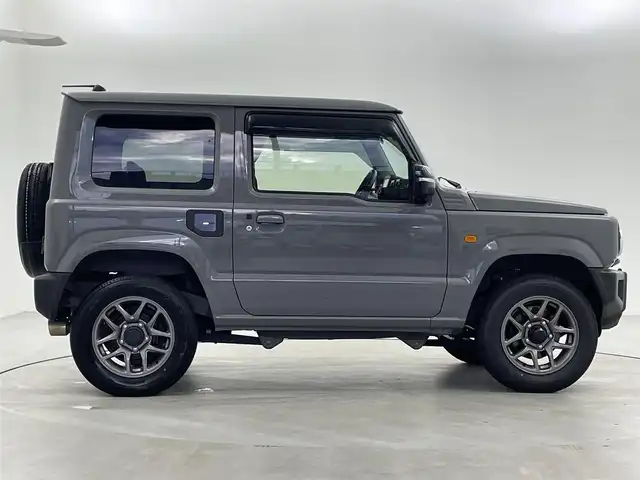 スズキ ジムニー XC 福井県 2023(令5)年 1.4万km ミディアムグレー 4WD/スズキセーフティサポート/ロッソモデロマフラー/社外フューエルリッド/IPFフォグランプ/クルーズコントロール/社外メモリナビ/-フルセグTVCD/DVD/Bluetooth/バックカメラ/ドライブレコーダー/ドアバイザー/フロアマット/前席シートヒーター/純正１６インチAW/プッシュスタート/スマートキー