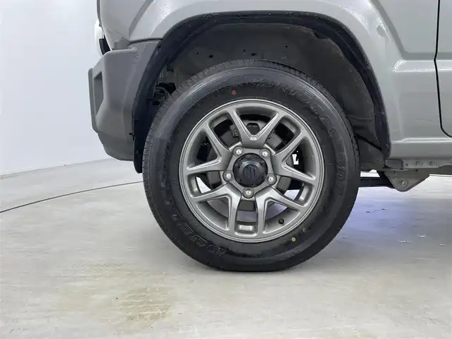 スズキ ジムニー XC 福井県 2023(令5)年 1.4万km ミディアムグレー 4WD/スズキセーフティサポート/ロッソモデロマフラー/社外フューエルリッド/IPFフォグランプ/クルーズコントロール/社外メモリナビ/-フルセグTVCD/DVD/Bluetooth/バックカメラ/ドライブレコーダー/ドアバイザー/フロアマット/前席シートヒーター/純正１６インチAW/プッシュスタート/スマートキー