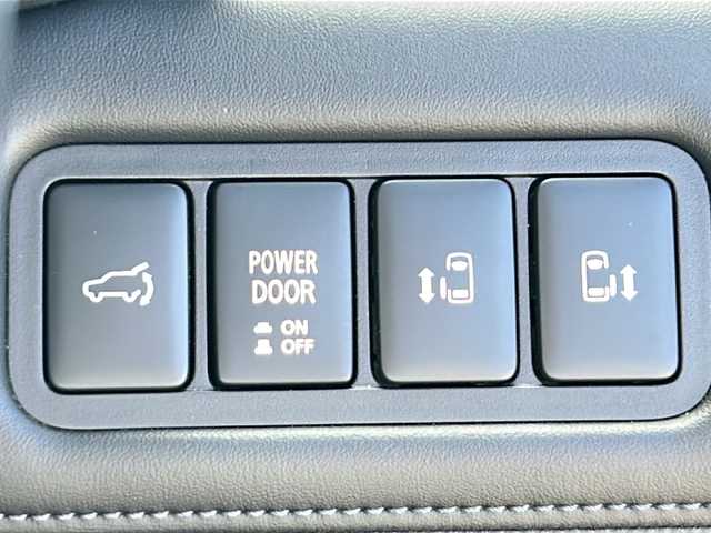 三菱 デリカＤ：５ P 岩手県 2024(令6)年 1.8万km グラファイトグレーメタリック/ブラックマイカ フリップダウンモニター　アルパイン製１１型ナビ　全周囲カメラ　Ｂｌｕｅｔｏｏｔｈ　ＤＶＤ再生　ＨＤＭＩ／ＵＳＢ接続　フルセグ　両側パワースライドドア　電動Ｒゲート　１００Ｖコンセント　シートヒーター