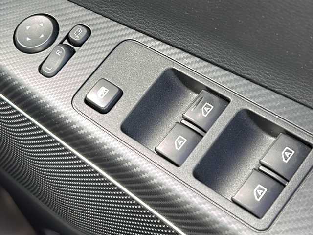 三菱 デリカＤ：５ P 岩手県 2024(令6)年 1.8万km グラファイトグレーメタリック/ブラックマイカ フリップダウンモニター　アルパイン製１１型ナビ　全周囲カメラ　Ｂｌｕｅｔｏｏｔｈ　ＤＶＤ再生　ＨＤＭＩ／ＵＳＢ接続　フルセグ　両側パワースライドドア　電動Ｒゲート　１００Ｖコンセント　シートヒーター