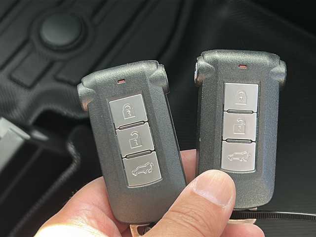 三菱 デリカＤ：５ P 岩手県 2024(令6)年 1.8万km グラファイトグレーメタリック/ブラックマイカ フリップダウンモニター　アルパイン製１１型ナビ　全周囲カメラ　Ｂｌｕｅｔｏｏｔｈ　ＤＶＤ再生　ＨＤＭＩ／ＵＳＢ接続　フルセグ　両側パワースライドドア　電動Ｒゲート　１００Ｖコンセント　シートヒーター