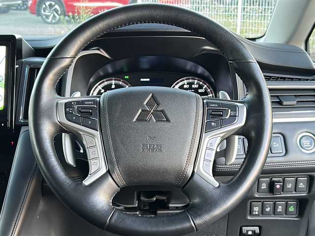 三菱 デリカＤ：５ P 岩手県 2024(令6)年 1.8万km グラファイトグレーメタリック/ブラックマイカ フリップダウンモニター　アルパイン製１１型ナビ　全周囲カメラ　Ｂｌｕｅｔｏｏｔｈ　ＤＶＤ再生　ＨＤＭＩ／ＵＳＢ接続　フルセグ　両側パワースライドドア　電動Ｒゲート　１００Ｖコンセント　シートヒーター