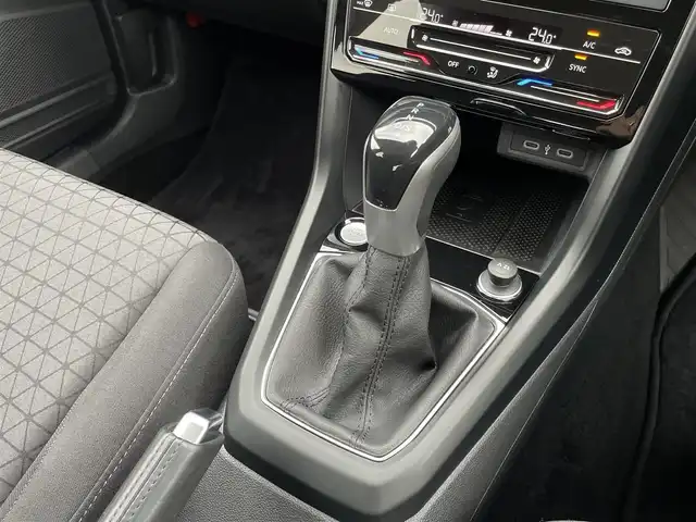 フォルクスワーゲン ＶＷ Ｔ－クロス TSI アクティブ 三重県 2024(令6)年 1.4万km グレー テクノロジーＰＫＧ　/セーフティＰＫＧ　/ディスカバープロＰＫＧ　/純正１６インチアルミ　/アスコットグレー　/ＡＣＣ　/ワイヤレスチャージ　/純正ナビ　/バックカメラ　/ＥＴＣ　/ｉＱドライブ　/ＬＥＤヘッドライト