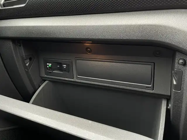 フォルクスワーゲン ＶＷ Ｔ－クロス TSI アクティブ 三重県 2024(令6)年 1.4万km グレー テクノロジーＰＫＧ　/セーフティＰＫＧ　/ディスカバープロＰＫＧ　/純正１６インチアルミ　/アスコットグレー　/ＡＣＣ　/ワイヤレスチャージ　/純正ナビ　/バックカメラ　/ＥＴＣ　/ｉＱドライブ　/ＬＥＤヘッドライト