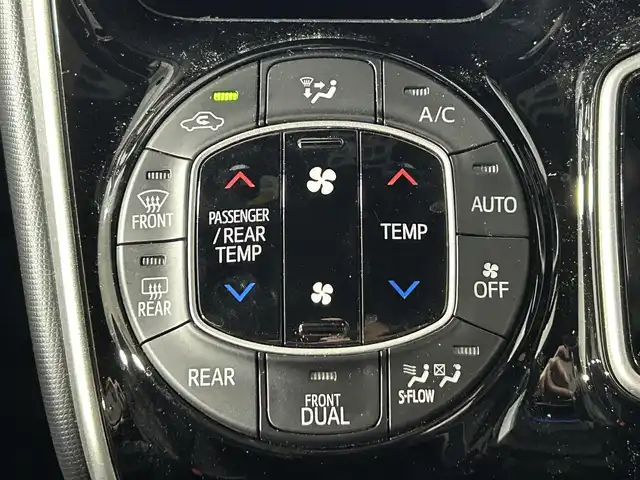 トヨタ エスクァイア ハイブリッド Gi 佐賀県 2019(令1)年 3.4万km ブラック ディーラー純正ワイドナビ/フルセグTV/Bluetooth/FM/AM/バックカメラ/合皮シート/シートヒーター/Wオートエアコン/両側パワースライドドア/ビルトインETC/コーナーセンサー/メーカーオプションサウンドスピーカー/革巻きステアリング/トヨタセーフティセンス/PCS・２DA/オートマチックハイビーム/クルーズコントロール