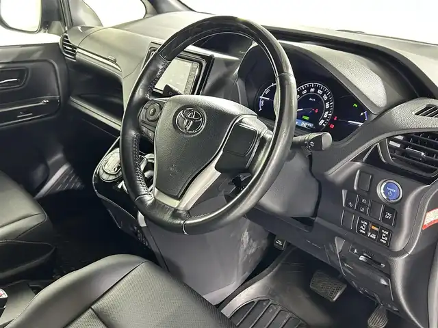 トヨタ エスクァイア ハイブリッド Gi 佐賀県 2019(令1)年 3.4万km ブラック ディーラー純正ワイドナビ/フルセグTV/Bluetooth/FM/AM/バックカメラ/合皮シート/シートヒーター/Wオートエアコン/両側パワースライドドア/ビルトインETC/コーナーセンサー/メーカーオプションサウンドスピーカー/革巻きステアリング/トヨタセーフティセンス/PCS・２DA/オートマチックハイビーム/クルーズコントロール