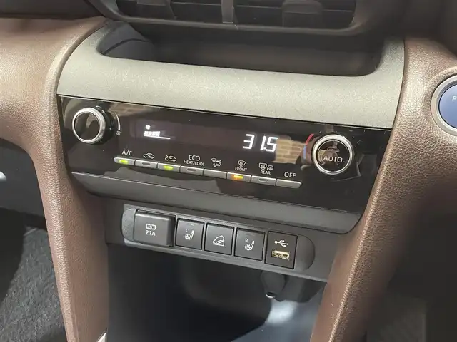 トヨタ ヤリスクロス ハイブリッド Z 岩手県 2021(令3)年 1.6万km ブラックマイカ/ホワイトパールクリスタルシャイン 2トーン ４WD/寒冷地仕様/アドバンストパーク/パノラミックビューモニター/ダウンヒルアシストコントロール/運転席パワーシート/前席シートヒーター/トヨタセーフティセンス/プリクラッシュセーフティ/レーダークルーズコントロール/レーントレーシングアシスト/ロードサインアシスト/オートマチックハイビーム/ブラインドスポットモニター/リヤクロストラフィックアラート/ブレーキホールド/横滑り防止装置/純正ディスプレイオーディオ/AppleCarPlay・AndroidAuto/ドライブレコーダー/ETC/ワイパーデアイサー/PTCヒーター/ヘッドライトレベライザー/LEDヘッドランプ/１６インチアルミホイール