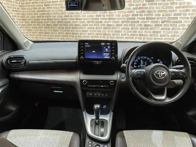 トヨタ ヤリスクロス ハイブリッド Z 岩手県 2021(令3)年 1.6万km ブラックマイカ/ホワイトパールクリスタルシャイン 2トーン ４WD/寒冷地仕様/アドバンストパーク/パノラミックビューモニター/ダウンヒルアシストコントロール/運転席パワーシート/前席シートヒーター/トヨタセーフティセンス/プリクラッシュセーフティ/レーダークルーズコントロール/レーントレーシングアシスト/ロードサインアシスト/オートマチックハイビーム/ブラインドスポットモニター/リヤクロストラフィックアラート/ブレーキホールド/横滑り防止装置/純正ディスプレイオーディオ/AppleCarPlay・AndroidAuto/ドライブレコーダー/ETC/ワイパーデアイサー/PTCヒーター/ヘッドライトレベライザー/LEDヘッドランプ/１６インチアルミホイール