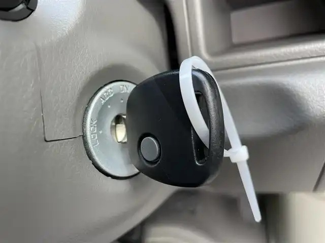 スズキ エブリイ PA リミテッド 東京都 2025(令7)年 0.1千km 緑 禁煙車/FM/AM/スズキセーフティーサポート/・衝突被害軽減ブレーキ/・後退時抑制ブレーキ/・車線逸脱警報/デュアルカメラサポート/ヘッドライトレベライザー/リアパーキングセンサー/レーンキープアシスト/USBソケット×２/キーレス