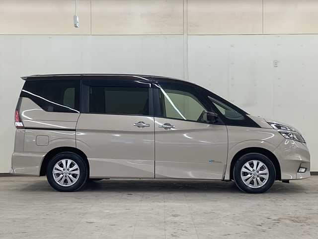 日産 セレナ ハイウェイスター Vセレクション 道央・札幌 2017(平29)年 7.5万km カシミヤグレージュ 2トーン ・プロパイロット/・衝突軽減ブレーキ/・横滑り防止装置/・アイドリングストップ/・車線逸脱警報/・レーダークルーズコントロール/・両側パワースライドドア/・純正SDナビ/・フルセグTV/・全方位カメラ/・社外フリップダウンモニター/・ETC/・LEDヘッドライト