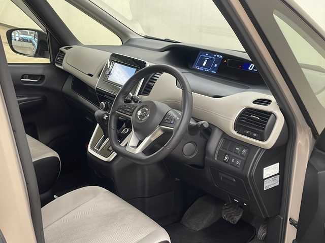 日産 セレナ ハイウェイスター Vセレクション 道央・札幌 2017(平29)年 7.5万km カシミヤグレージュ 2トーン ・プロパイロット/・衝突軽減ブレーキ/・横滑り防止装置/・アイドリングストップ/・車線逸脱警報/・レーダークルーズコントロール/・両側パワースライドドア/・純正SDナビ/・フルセグTV/・全方位カメラ/・社外フリップダウンモニター/・ETC/・LEDヘッドライト