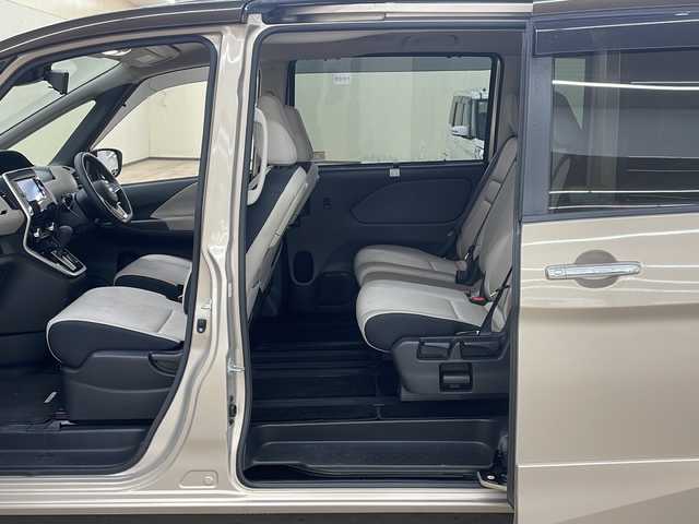 日産 セレナ ハイウェイスター Vセレクション 道央・札幌 2017(平29)年 7.5万km カシミヤグレージュ 2トーン ・プロパイロット/・衝突軽減ブレーキ/・横滑り防止装置/・アイドリングストップ/・車線逸脱警報/・レーダークルーズコントロール/・両側パワースライドドア/・純正SDナビ/・フルセグTV/・全方位カメラ/・社外フリップダウンモニター/・ETC/・LEDヘッドライト