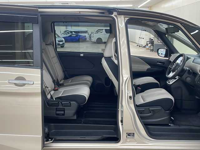 日産 セレナ ハイウェイスター Vセレクション 道央・札幌 2017(平29)年 7.5万km カシミヤグレージュ 2トーン ・プロパイロット/・衝突軽減ブレーキ/・横滑り防止装置/・アイドリングストップ/・車線逸脱警報/・レーダークルーズコントロール/・両側パワースライドドア/・純正SDナビ/・フルセグTV/・全方位カメラ/・社外フリップダウンモニター/・ETC/・LEDヘッドライト