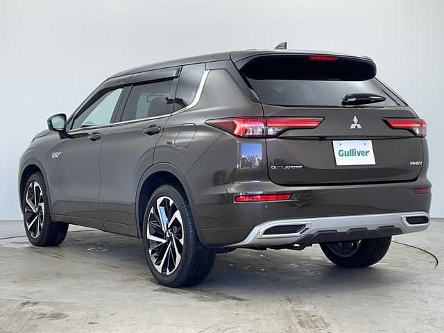 三菱 アウトランダー ＰＨＥＶ P 秋田県 2022(令4)年 1.6万km 茶 ４ＷＤ　/純正ナビ(AM/FM/BT/フルセグTV/Apple　CarPlay)　/アラウンドビューモニター/三菱ｅ－Ａｓｓｉｓｔ　/・レーダークルーズコントロール　/・車線逸脱警報機能　/・衝突被害軽減ブレーキシステム/・踏み間違い衝突防止アシスト/・ふらつき警報/・標識認識システム/・後側方衝突被害防止支援システム/・横滑り防止装置/前後コーナーセンサー/BOSEサウンド /純正前後ドライブレコーダー(DH5-S)/パワーバックドア /前席パワーシート /全席シートヒーター/前席エアシート /アダプティブＬＥＤヘッドライト　/オートハイビーム/オートライト/ワイヤレス充電器　/1500W給電 /革巻きステアリング/ステアリングヒーター/レザーシート/スマートキー/純正フロアマット/純正アルミホイール/サイドバイザー/電格ミラー