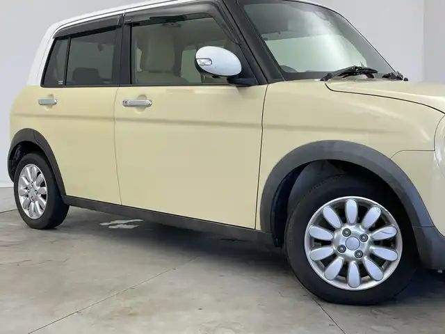 スズキ ラパン X 新潟県 2015(平27)年 2.6万km シフォンアイボリーメタリック 禁煙車/登録時走行距離：25786km/メーカーオプション純正ナビ/CD/フルセグTV/Bluetooth/AUX/全方位カメラ/バックカメラ/前後ドライブレコーダー/ETC/衝突被害軽減システム/横滑り防止装置/HIDヘッドライト/運転席シートヒーター/エンジンスタートボタン/スマートキー/純正フロアマット/純正14インチアルミホイール