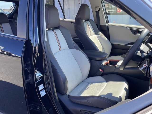 トヨタ ＲＡＶ４ アドベンチャー 山口県 2019(令1)年 6万km アティチュードブラックマイカ 純正9インチSDナビ/DVD再生機能有/フルセグテレビ/Bluetooth/バックカメラ/パワーバックドア /ビルトインETC/ドライブレコーダー/ステアリングスイッチ/合皮シート/運転席パワーシート/LEDヘッドランプ/オートライト/純正フロアマット/19インチ純正アルミホイール/スマートキー/スペアキー有/プッシュスタート /100V電源/純正ドアバイザー/取扱説明書/保証書/トヨタセーフティセンス/横滑り防止装置/ダウンヒルアシストコントロール/盗難防止装置