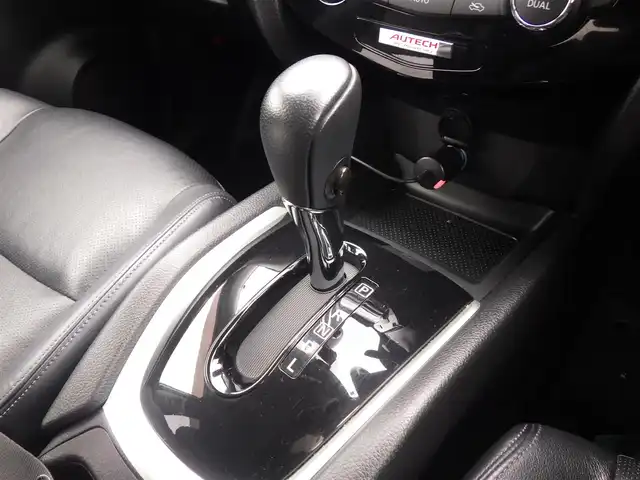 日産 エクストレイル モード・プレミア オーテック30th 千葉県 2016(平28)年 6.7万km ブリリアントホワイトパール エマージェンシーブレーキ/ブラックレザーシート/前席シートヒーター/純正SDナビ/地デジTV/【BD/DVD/CD再生機能　Bluetooth接続】/バックカメラ/フリップダウンモニター/ドライブレコーダー（前後撮影）/革巻きステアリング/ステアリングスイッチ/ETC/LEDヘッドライト/フォグライト/ウインカーミラー/コーナーセンサー/純正18インチアルミホイル/インテリジェントキー