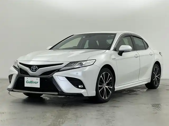 トヨタ カムリ WSレザーパッケージ 群馬県 2020(令2)年 1.3万km プラチナホワイトパールマイカ JBLプレミアムサウンド(9スピーカー)/フルセグTV/AppleCarPlay/AndroidAuto/＝＝＝＝＝/純正8インチディスプレイオーディオ/・AM/FM/USB/Bluetooth/Miracast/・車載ナビ/バックカメラ/Toyota Safety Sense/・プリクラッシュセーフティシステム/・レーンディパーチャーアラート(ステアリング制御機能付)/・オートマチックハイビーム/・レーダークルーズコントロール(全車速追従機能付)/インテリジェントクリアランスソナー(パーキングサポートブレーキ)/ブラインドスポットモニター/リヤクロストラフィックオートブレーキ/本革シート/前席シートヒーター/パワーシート/LEDヘッドランプ/LEDフォグランプ/ETC