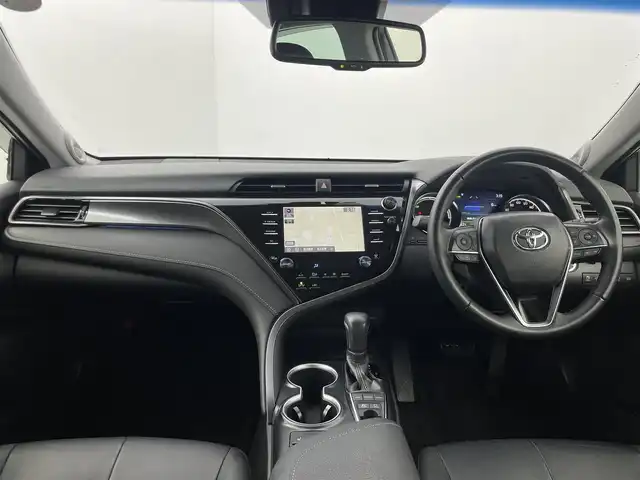 トヨタ カムリ WSレザーパッケージ 群馬県 2020(令2)年 1.3万km プラチナホワイトパールマイカ JBLプレミアムサウンド(9スピーカー)/フルセグTV/AppleCarPlay/AndroidAuto/＝＝＝＝＝/純正8インチディスプレイオーディオ/・AM/FM/USB/Bluetooth/Miracast/・車載ナビ/バックカメラ/Toyota Safety Sense/・プリクラッシュセーフティシステム/・レーンディパーチャーアラート(ステアリング制御機能付)/・オートマチックハイビーム/・レーダークルーズコントロール(全車速追従機能付)/インテリジェントクリアランスソナー(パーキングサポートブレーキ)/ブラインドスポットモニター/リヤクロストラフィックオートブレーキ/本革シート/前席シートヒーター/パワーシート/LEDヘッドランプ/LEDフォグランプ/ETC