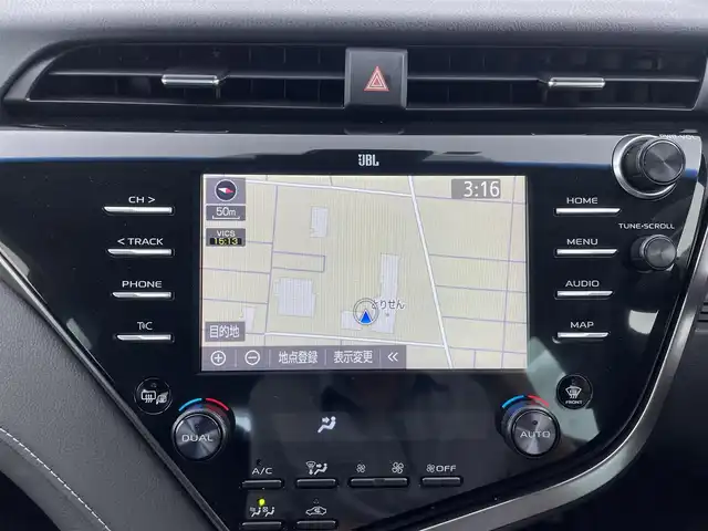 トヨタ カムリ WSレザーパッケージ 群馬県 2020(令2)年 1.3万km プラチナホワイトパールマイカ JBLプレミアムサウンド(9スピーカー)/フルセグTV/AppleCarPlay/AndroidAuto/＝＝＝＝＝/純正8インチディスプレイオーディオ/・AM/FM/USB/Bluetooth/Miracast/・車載ナビ/バックカメラ/Toyota Safety Sense/・プリクラッシュセーフティシステム/・レーンディパーチャーアラート(ステアリング制御機能付)/・オートマチックハイビーム/・レーダークルーズコントロール(全車速追従機能付)/インテリジェントクリアランスソナー(パーキングサポートブレーキ)/ブラインドスポットモニター/リヤクロストラフィックオートブレーキ/本革シート/前席シートヒーター/パワーシート/LEDヘッドランプ/LEDフォグランプ/ETC