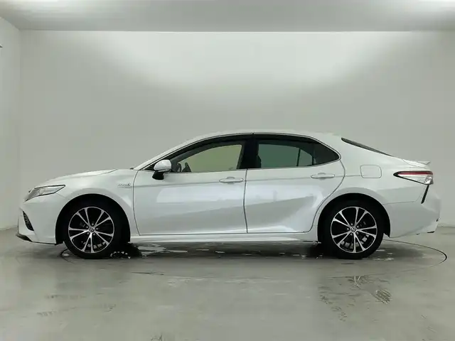 トヨタ カムリ WSレザーパッケージ 群馬県 2020(令2)年 1.3万km プラチナホワイトパールマイカ JBLプレミアムサウンド(9スピーカー)/フルセグTV/AppleCarPlay/AndroidAuto/＝＝＝＝＝/純正8インチディスプレイオーディオ/・AM/FM/USB/Bluetooth/Miracast/・車載ナビ/バックカメラ/Toyota Safety Sense/・プリクラッシュセーフティシステム/・レーンディパーチャーアラート(ステアリング制御機能付)/・オートマチックハイビーム/・レーダークルーズコントロール(全車速追従機能付)/インテリジェントクリアランスソナー(パーキングサポートブレーキ)/ブラインドスポットモニター/リヤクロストラフィックオートブレーキ/本革シート/前席シートヒーター/パワーシート/LEDヘッドランプ/LEDフォグランプ/ETC