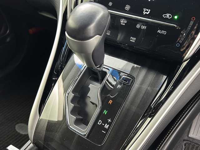 トヨタ ハリアー プレミアム 大阪府 2018(平30)年 4.4万km ホワイトパールクリスタルシャイン ワンオーナー車/純正 9インチナビ NSZT-Y66T/【AM/FM/CD/DVD/TV/SD/SDREC/Bluetooth】/バックカメラ/ドライブレコーダー/ビルトイン ETC/Toyota Safety Sense/・プリクラッシュセーフティ［PCS］/・レーンディパーチャーアラート［LDA］/・アダプティブハイビームシステム［AHS］/・レーダークルーズ/・インテリジェント クリアランスソナー（パーキングサポートブレーキ［PKSB］（静止物））/装備/・ハーフレザーシート/・パワーバックドア/・パワーシート（D8way）/・左右独立オートエアコン/・オートライト/・LED ヘッドランプ＋フロントフォグランプ/・ステアリングスイッチ/・雨滴感応式フロントワイパー/・自動防眩ルームミラー/・コンビステアリング/・純正18inAW/・【OP】応急用スペアタイヤ（テンパータイヤ）/・保/取/ナビ取/・予備スマートキーx1＋カードキーx1