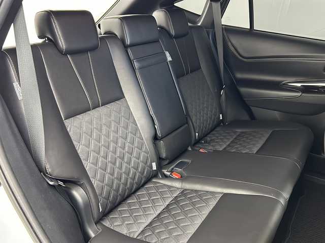 トヨタ ハリアー プレミアム 大阪府 2018(平30)年 4.4万km ホワイトパールクリスタルシャイン ワンオーナー車/純正 9インチナビ NSZT-Y66T/【AM/FM/CD/DVD/TV/SD/SDREC/Bluetooth】/バックカメラ/ドライブレコーダー/ビルトイン ETC/Toyota Safety Sense/・プリクラッシュセーフティ［PCS］/・レーンディパーチャーアラート［LDA］/・アダプティブハイビームシステム［AHS］/・レーダークルーズ/・インテリジェント クリアランスソナー（パーキングサポートブレーキ［PKSB］（静止物））/装備/・ハーフレザーシート/・パワーバックドア/・パワーシート（D8way）/・左右独立オートエアコン/・オートライト/・LED ヘッドランプ＋フロントフォグランプ/・ステアリングスイッチ/・雨滴感応式フロントワイパー/・自動防眩ルームミラー/・コンビステアリング/・純正18inAW/・【OP】応急用スペアタイヤ（テンパータイヤ）/・保/取/ナビ取/・予備スマートキーx1＋カードキーx1