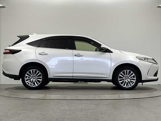 トヨタ ハリアー プレミアム 大阪府 2018(平30)年 4.4万km ホワイトパールクリスタルシャイン ワンオーナー車/純正 9インチナビ NSZT-Y66T/【AM/FM/CD/DVD/TV/SD/SDREC/Bluetooth】/バックカメラ/ドライブレコーダー/ビルトイン ETC/Toyota Safety Sense/・プリクラッシュセーフティ［PCS］/・レーンディパーチャーアラート［LDA］/・アダプティブハイビームシステム［AHS］/・レーダークルーズ/・インテリジェント クリアランスソナー（パーキングサポートブレーキ［PKSB］（静止物））/装備/・ハーフレザーシート/・パワーバックドア/・パワーシート（D8way）/・左右独立オートエアコン/・オートライト/・LED ヘッドランプ＋フロントフォグランプ/・ステアリングスイッチ/・雨滴感応式フロントワイパー/・自動防眩ルームミラー/・コンビステアリング/・純正18inAW/・【OP】応急用スペアタイヤ（テンパータイヤ）/・保/取/ナビ取/・予備スマートキーx1＋カードキーx1