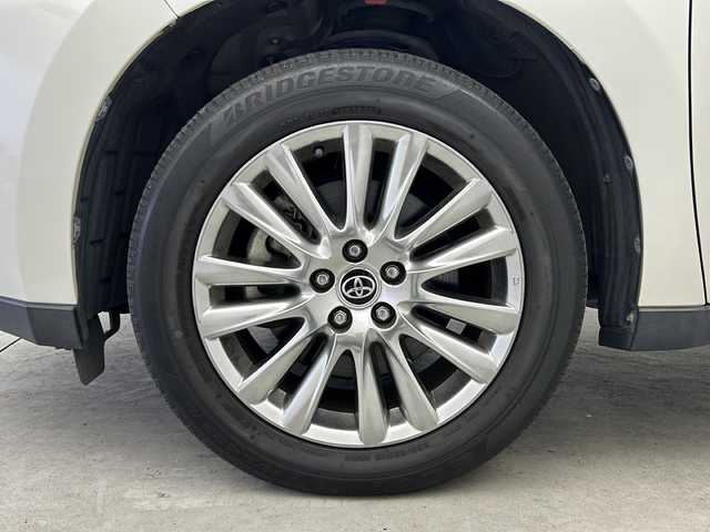 トヨタ ハリアー プレミアム 大阪府 2018(平30)年 4.4万km ホワイトパールクリスタルシャイン ワンオーナー車/純正 9インチナビ NSZT-Y66T/【AM/FM/CD/DVD/TV/SD/SDREC/Bluetooth】/バックカメラ/ドライブレコーダー/ビルトイン ETC/Toyota Safety Sense/・プリクラッシュセーフティ［PCS］/・レーンディパーチャーアラート［LDA］/・アダプティブハイビームシステム［AHS］/・レーダークルーズ/・インテリジェント クリアランスソナー（パーキングサポートブレーキ［PKSB］（静止物））/装備/・ハーフレザーシート/・パワーバックドア/・パワーシート（D8way）/・左右独立オートエアコン/・オートライト/・LED ヘッドランプ＋フロントフォグランプ/・ステアリングスイッチ/・雨滴感応式フロントワイパー/・自動防眩ルームミラー/・コンビステアリング/・純正18inAW/・【OP】応急用スペアタイヤ（テンパータイヤ）/・保/取/ナビ取/・予備スマートキーx1＋カードキーx1