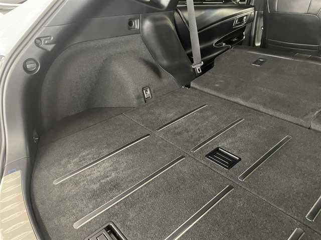 トヨタ ハリアー プレミアム 佐賀県 2018(平30)年 4.4万km ホワイトパールクリスタルシャイン ワンオーナー車/純正 9インチナビ NSZT-Y66T/【AM/FM/CD/DVD/TV/SD/SDREC/Bluetooth】/バックカメラ/ドライブレコーダー/ビルトイン ETC/Toyota Safety Sense/・プリクラッシュセーフティ［PCS］/・レーンディパーチャーアラート［LDA］/・アダプティブハイビームシステム［AHS］/・レーダークルーズ/・インテリジェント クリアランスソナー（パーキングサポートブレーキ［PKSB］（静止物））/装備/・ハーフレザーシート/・パワーバックドア/・パワーシート（D8way）/・左右独立オートエアコン/・オートライト/・LED ヘッドランプ＋フロントフォグランプ/・ステアリングスイッチ/・雨滴感応式フロントワイパー/・自動防眩ルームミラー/・コンビステアリング/・純正18inAW/・【OP】応急用スペアタイヤ（テンパータイヤ）/・保/取/ナビ取/・予備スマートキーx1＋カードキーx1