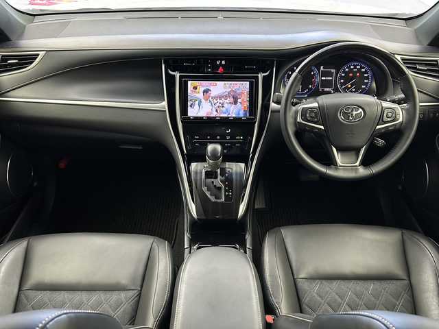トヨタ ハリアー プレミアム 佐賀県 2018(平30)年 4.4万km ホワイトパールクリスタルシャイン ワンオーナー車/純正 9インチナビ NSZT-Y66T/【AM/FM/CD/DVD/TV/SD/SDREC/Bluetooth】/バックカメラ/ドライブレコーダー/ビルトイン ETC/Toyota Safety Sense/・プリクラッシュセーフティ［PCS］/・レーンディパーチャーアラート［LDA］/・アダプティブハイビームシステム［AHS］/・レーダークルーズ/・インテリジェント クリアランスソナー（パーキングサポートブレーキ［PKSB］（静止物））/装備/・ハーフレザーシート/・パワーバックドア/・パワーシート（D8way）/・左右独立オートエアコン/・オートライト/・LED ヘッドランプ＋フロントフォグランプ/・ステアリングスイッチ/・雨滴感応式フロントワイパー/・自動防眩ルームミラー/・コンビステアリング/・純正18inAW/・【OP】応急用スペアタイヤ（テンパータイヤ）/・保/取/ナビ取/・予備スマートキーx1＋カードキーx1
