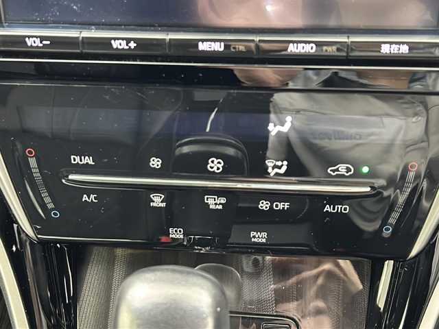 トヨタ ハリアー プレミアム 佐賀県 2018(平30)年 4.4万km ホワイトパールクリスタルシャイン ワンオーナー車/純正 9インチナビ NSZT-Y66T/【AM/FM/CD/DVD/TV/SD/SDREC/Bluetooth】/バックカメラ/ドライブレコーダー/ビルトイン ETC/Toyota Safety Sense/・プリクラッシュセーフティ［PCS］/・レーンディパーチャーアラート［LDA］/・アダプティブハイビームシステム［AHS］/・レーダークルーズ/・インテリジェント クリアランスソナー（パーキングサポートブレーキ［PKSB］（静止物））/装備/・ハーフレザーシート/・パワーバックドア/・パワーシート（D8way）/・左右独立オートエアコン/・オートライト/・LED ヘッドランプ＋フロントフォグランプ/・ステアリングスイッチ/・雨滴感応式フロントワイパー/・自動防眩ルームミラー/・コンビステアリング/・純正18inAW/・【OP】応急用スペアタイヤ（テンパータイヤ）/・保/取/ナビ取/・予備スマートキーx1＋カードキーx1