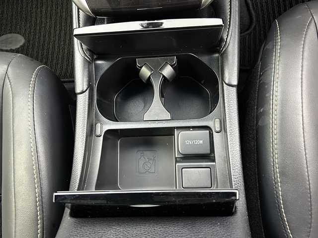 トヨタ ハリアー プレミアム 佐賀県 2018(平30)年 4.4万km ホワイトパールクリスタルシャイン ワンオーナー車/純正 9インチナビ NSZT-Y66T/【AM/FM/CD/DVD/TV/SD/SDREC/Bluetooth】/バックカメラ/ドライブレコーダー/ビルトイン ETC/Toyota Safety Sense/・プリクラッシュセーフティ［PCS］/・レーンディパーチャーアラート［LDA］/・アダプティブハイビームシステム［AHS］/・レーダークルーズ/・インテリジェント クリアランスソナー（パーキングサポートブレーキ［PKSB］（静止物））/装備/・ハーフレザーシート/・パワーバックドア/・パワーシート（D8way）/・左右独立オートエアコン/・オートライト/・LED ヘッドランプ＋フロントフォグランプ/・ステアリングスイッチ/・雨滴感応式フロントワイパー/・自動防眩ルームミラー/・コンビステアリング/・純正18inAW/・【OP】応急用スペアタイヤ（テンパータイヤ）/・保/取/ナビ取/・予備スマートキーx1＋カードキーx1