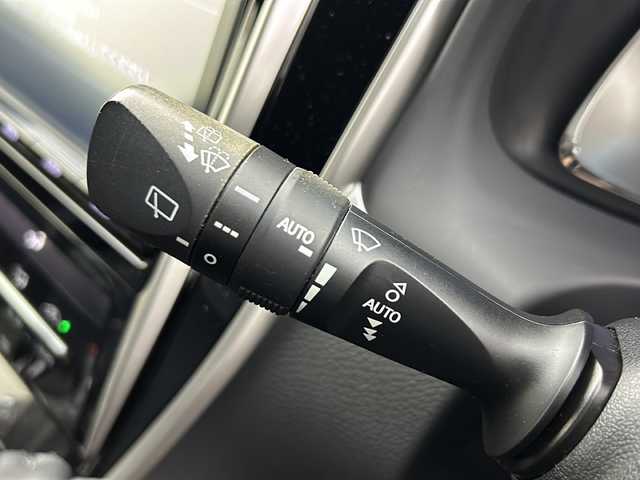 トヨタ ハリアー プレミアム 佐賀県 2018(平30)年 4.4万km ホワイトパールクリスタルシャイン ワンオーナー車/純正 9インチナビ NSZT-Y66T/【AM/FM/CD/DVD/TV/SD/SDREC/Bluetooth】/バックカメラ/ドライブレコーダー/ビルトイン ETC/Toyota Safety Sense/・プリクラッシュセーフティ［PCS］/・レーンディパーチャーアラート［LDA］/・アダプティブハイビームシステム［AHS］/・レーダークルーズ/・インテリジェント クリアランスソナー（パーキングサポートブレーキ［PKSB］（静止物））/装備/・ハーフレザーシート/・パワーバックドア/・パワーシート（D8way）/・左右独立オートエアコン/・オートライト/・LED ヘッドランプ＋フロントフォグランプ/・ステアリングスイッチ/・雨滴感応式フロントワイパー/・自動防眩ルームミラー/・コンビステアリング/・純正18inAW/・【OP】応急用スペアタイヤ（テンパータイヤ）/・保/取/ナビ取/・予備スマートキーx1＋カードキーx1