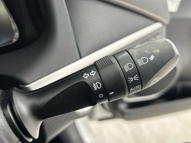 トヨタ ハリアー プレミアム 佐賀県 2018(平30)年 4.4万km ホワイトパールクリスタルシャイン ワンオーナー車/純正 9インチナビ NSZT-Y66T/【AM/FM/CD/DVD/TV/SD/SDREC/Bluetooth】/バックカメラ/ドライブレコーダー/ビルトイン ETC/Toyota Safety Sense/・プリクラッシュセーフティ［PCS］/・レーンディパーチャーアラート［LDA］/・アダプティブハイビームシステム［AHS］/・レーダークルーズ/・インテリジェント クリアランスソナー（パーキングサポートブレーキ［PKSB］（静止物））/装備/・ハーフレザーシート/・パワーバックドア/・パワーシート（D8way）/・左右独立オートエアコン/・オートライト/・LED ヘッドランプ＋フロントフォグランプ/・ステアリングスイッチ/・雨滴感応式フロントワイパー/・自動防眩ルームミラー/・コンビステアリング/・純正18inAW/・【OP】応急用スペアタイヤ（テンパータイヤ）/・保/取/ナビ取/・予備スマートキーx1＋カードキーx1