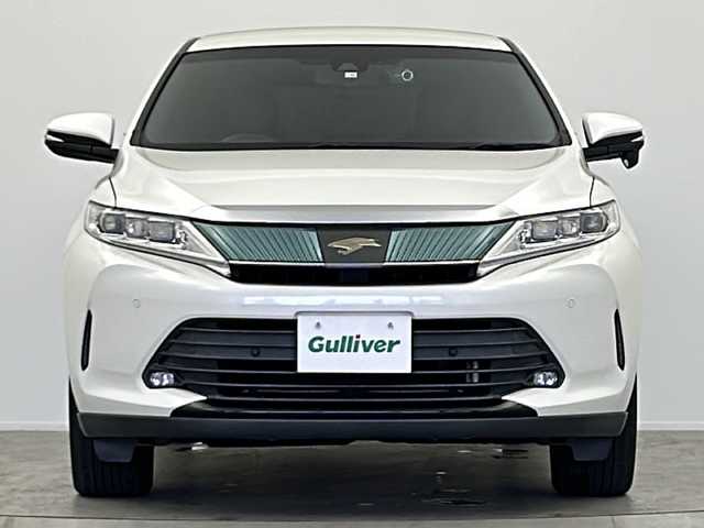 トヨタ ハリアー プレミアム 佐賀県 2018(平30)年 4.4万km ホワイトパールクリスタルシャイン ワンオーナー車/純正 9インチナビ NSZT-Y66T/【AM/FM/CD/DVD/TV/SD/SDREC/Bluetooth】/バックカメラ/ドライブレコーダー/ビルトイン ETC/Toyota Safety Sense/・プリクラッシュセーフティ［PCS］/・レーンディパーチャーアラート［LDA］/・アダプティブハイビームシステム［AHS］/・レーダークルーズ/・インテリジェント クリアランスソナー（パーキングサポートブレーキ［PKSB］（静止物））/装備/・ハーフレザーシート/・パワーバックドア/・パワーシート（D8way）/・左右独立オートエアコン/・オートライト/・LED ヘッドランプ＋フロントフォグランプ/・ステアリングスイッチ/・雨滴感応式フロントワイパー/・自動防眩ルームミラー/・コンビステアリング/・純正18inAW/・【OP】応急用スペアタイヤ（テンパータイヤ）/・保/取/ナビ取/・予備スマートキーx1＋カードキーx1