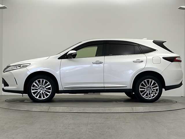 トヨタ ハリアー プレミアム 佐賀県 2018(平30)年 4.4万km ホワイトパールクリスタルシャイン ワンオーナー車/純正 9インチナビ NSZT-Y66T/【AM/FM/CD/DVD/TV/SD/SDREC/Bluetooth】/バックカメラ/ドライブレコーダー/ビルトイン ETC/Toyota Safety Sense/・プリクラッシュセーフティ［PCS］/・レーンディパーチャーアラート［LDA］/・アダプティブハイビームシステム［AHS］/・レーダークルーズ/・インテリジェント クリアランスソナー（パーキングサポートブレーキ［PKSB］（静止物））/装備/・ハーフレザーシート/・パワーバックドア/・パワーシート（D8way）/・左右独立オートエアコン/・オートライト/・LED ヘッドランプ＋フロントフォグランプ/・ステアリングスイッチ/・雨滴感応式フロントワイパー/・自動防眩ルームミラー/・コンビステアリング/・純正18inAW/・【OP】応急用スペアタイヤ（テンパータイヤ）/・保/取/ナビ取/・予備スマートキーx1＋カードキーx1