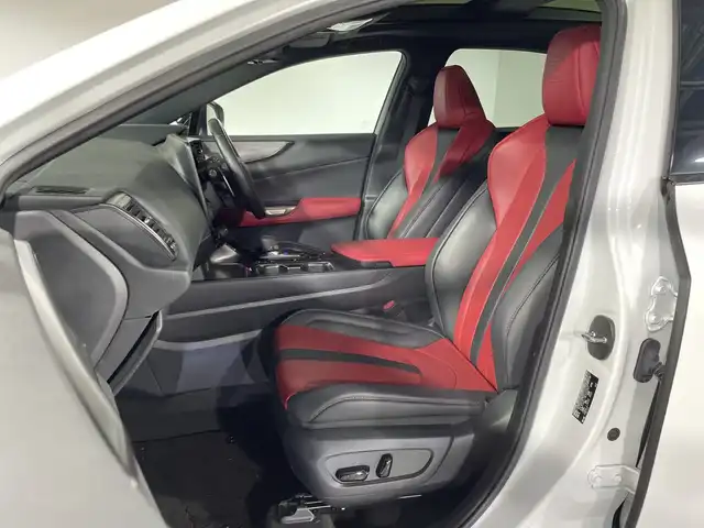 レクサス ＮＸ 350h Fスポーツ 神奈川県 2023(令5)年 3.8万km ホワイトノーヴァガラスフレーク 純正14型ディスプレイオーディオ/AM FM フルセグ Bluetooth CD DVD/パノラマミックビューモニター/ムーンルーフ/レーンディパーチャーアラート/クリアランスソナー/パーキングサポートブレーキ/ブラインドスポットモニター/安心降車アシスト/リヤクロストラフィックアラート/リヤカメラディテクション/プロアクティブドライビングアシスト/レーダークルーズコントロール/ロードサインアシスト/ヘッドアップディスプレイ/ステアリングヒーター/ステアリングリモコン/パドルシフト/パワーバックドア/レザーシート/シートメモリー/全席シートヒーター/前席シートベンチレーション/2列目電動格納シート/デジタルインナーミラー/置くだけ充電/前後ドライブレコーダー/三眼ヘッドライト/LEDヘッドライト/オートライト/オートマチックハイビーム/純正20インチアルミホイル/スマートキー/スペアキー
