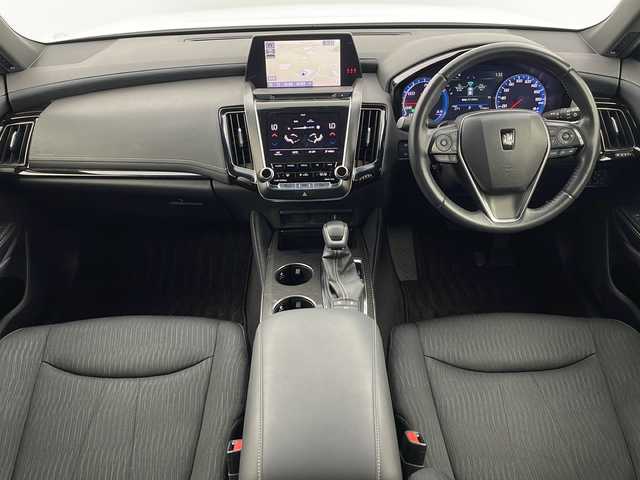 トヨタ クラウン ハイブリッド RS 埼玉県 2018(平30)年 3.2万km ホワイトパールクリスタルシャイン ワンオーナー /純正ナビ/（CD/DVD/AM/FM/TV/BT)/トヨタセーフティセンス/・プリクラッシュセーフティ/・レーントレーシングアシスト/・レーンディパーチャーアラート/・ロードサインアシスト/・レーダークルーズコントロール/・オートマチックハイビーム/・先行車発進アラーム/・プロアクティブドライビングアシスト/・レーンチェンジアシスト/・フロントクロストラフィックアラート/シートヒーター/ハンドルヒーター/前席パワーシート/純正サイドバイザー/スマートキー/プッシュスタート/オートエアコン/オートライト/パドルシフト/ETC/電動格納ミラー/ステアリングスイッチ