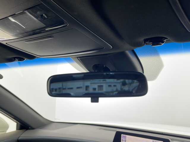 トヨタ クラウン ハイブリッド RS 埼玉県 2018(平30)年 3.2万km ホワイトパールクリスタルシャイン ワンオーナー /純正ナビ/（CD/DVD/AM/FM/TV/BT)/トヨタセーフティセンス/・プリクラッシュセーフティ/・レーントレーシングアシスト/・レーンディパーチャーアラート/・ロードサインアシスト/・レーダークルーズコントロール/・オートマチックハイビーム/・先行車発進アラーム/・プロアクティブドライビングアシスト/・レーンチェンジアシスト/・フロントクロストラフィックアラート/シートヒーター/ハンドルヒーター/前席パワーシート/純正サイドバイザー/スマートキー/プッシュスタート/オートエアコン/オートライト/パドルシフト/ETC/電動格納ミラー/ステアリングスイッチ