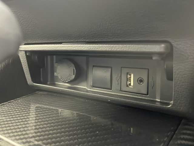 トヨタ クラウン ハイブリッド RS 埼玉県 2018(平30)年 3.2万km ホワイトパールクリスタルシャイン ワンオーナー /純正ナビ/（CD/DVD/AM/FM/TV/BT)/トヨタセーフティセンス/・プリクラッシュセーフティ/・レーントレーシングアシスト/・レーンディパーチャーアラート/・ロードサインアシスト/・レーダークルーズコントロール/・オートマチックハイビーム/・先行車発進アラーム/・プロアクティブドライビングアシスト/・レーンチェンジアシスト/・フロントクロストラフィックアラート/シートヒーター/ハンドルヒーター/前席パワーシート/純正サイドバイザー/スマートキー/プッシュスタート/オートエアコン/オートライト/パドルシフト/ETC/電動格納ミラー/ステアリングスイッチ