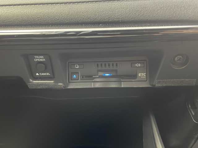 トヨタ クラウン ハイブリッド RS 埼玉県 2018(平30)年 3.2万km ホワイトパールクリスタルシャイン ワンオーナー /純正ナビ/（CD/DVD/AM/FM/TV/BT)/トヨタセーフティセンス/・プリクラッシュセーフティ/・レーントレーシングアシスト/・レーンディパーチャーアラート/・ロードサインアシスト/・レーダークルーズコントロール/・オートマチックハイビーム/・先行車発進アラーム/・プロアクティブドライビングアシスト/・レーンチェンジアシスト/・フロントクロストラフィックアラート/シートヒーター/ハンドルヒーター/前席パワーシート/純正サイドバイザー/スマートキー/プッシュスタート/オートエアコン/オートライト/パドルシフト/ETC/電動格納ミラー/ステアリングスイッチ