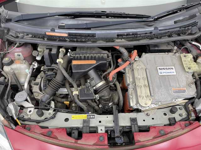 日産 ノート e－パワー メダリスト 滋賀県 2016(平28)年 6.1万km ガーネットレッド 純正7インチナビ/【Bluetooth/CD/DVD/フルセグTV】/全方位カメラ/レーンキープアシスト/クリアランスソナー/衝突軽減ブレーキ/ETC/LEDヘッドライト/前方ドライブレコーダー/デジタルインナーミラー/プッシュスタート/スマートキー/ステアリングリモコン