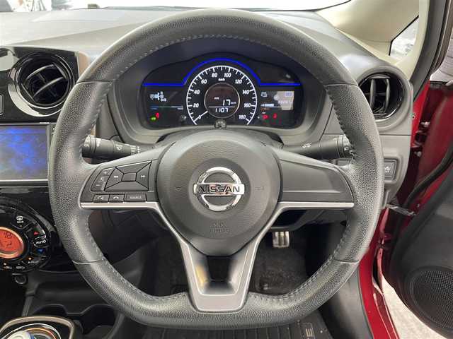 日産 ノート e－パワー メダリスト 滋賀県 2016(平28)年 6.1万km ガーネットレッド 純正7インチナビ/【Bluetooth/CD/DVD/フルセグTV】/全方位カメラ/レーンキープアシスト/クリアランスソナー/衝突軽減ブレーキ/ETC/LEDヘッドライト/前方ドライブレコーダー/デジタルインナーミラー/プッシュスタート/スマートキー/ステアリングリモコン